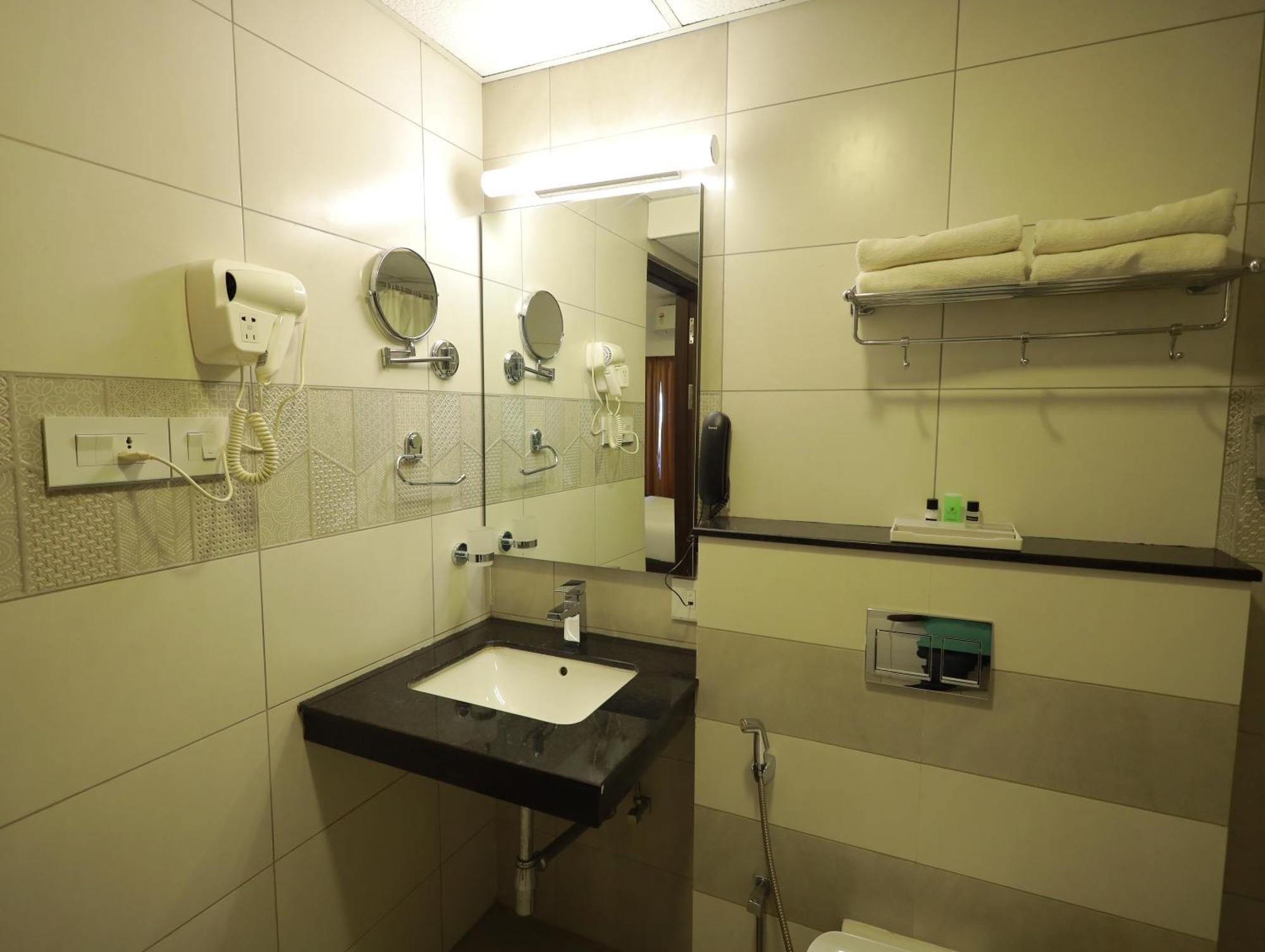 Arctic Hotel Kochi Екстер'єр фото